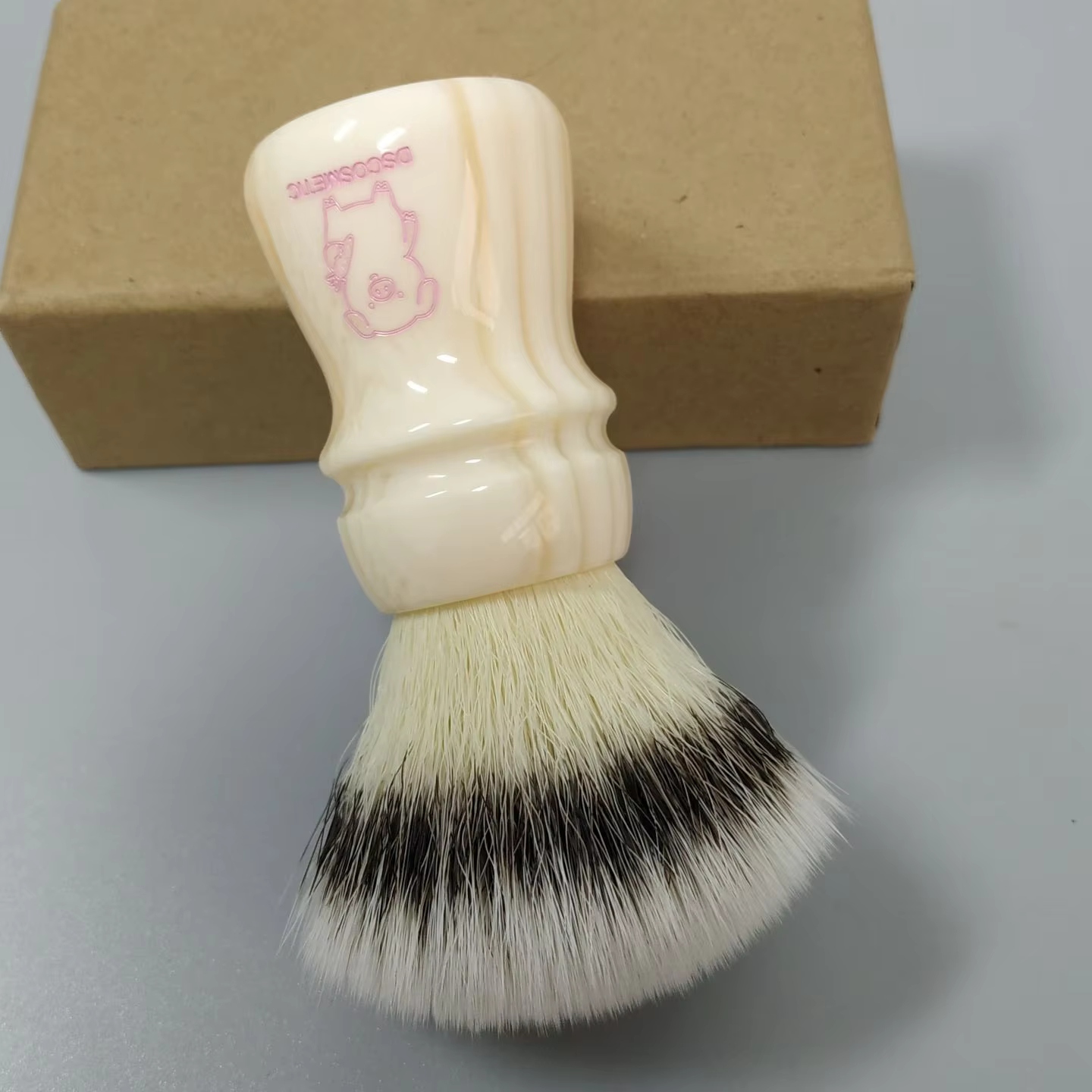 Dscosmetic Pink Piggy CN6 poils synthétiques avec manche en résine pour le rasage humide des hommes