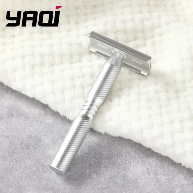 Pinceau à raser humide YAQI 2026 pour homme avec manche blanc de 22 mm et poils synthétiques jaunes