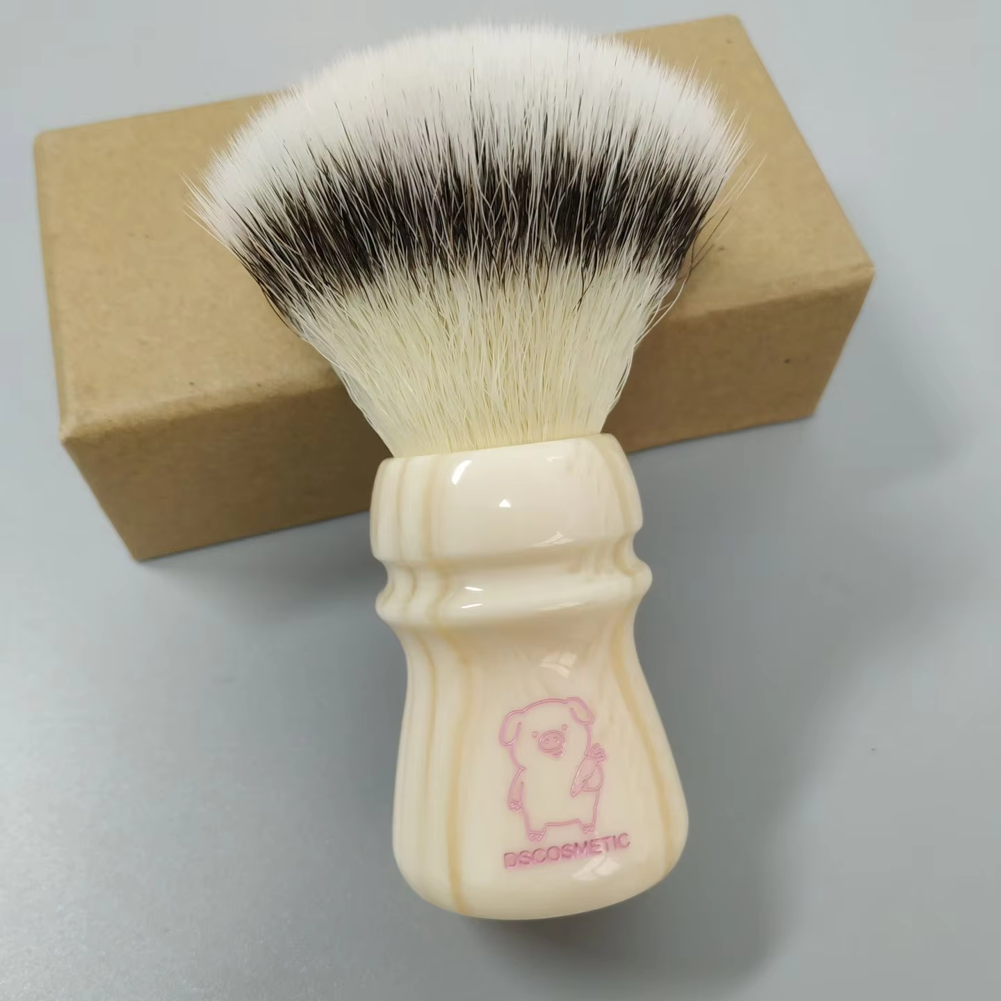 Dscosmetic Pink Piggy CN6 poils synthétiques avec manche en résine pour le rasage humide des hommes