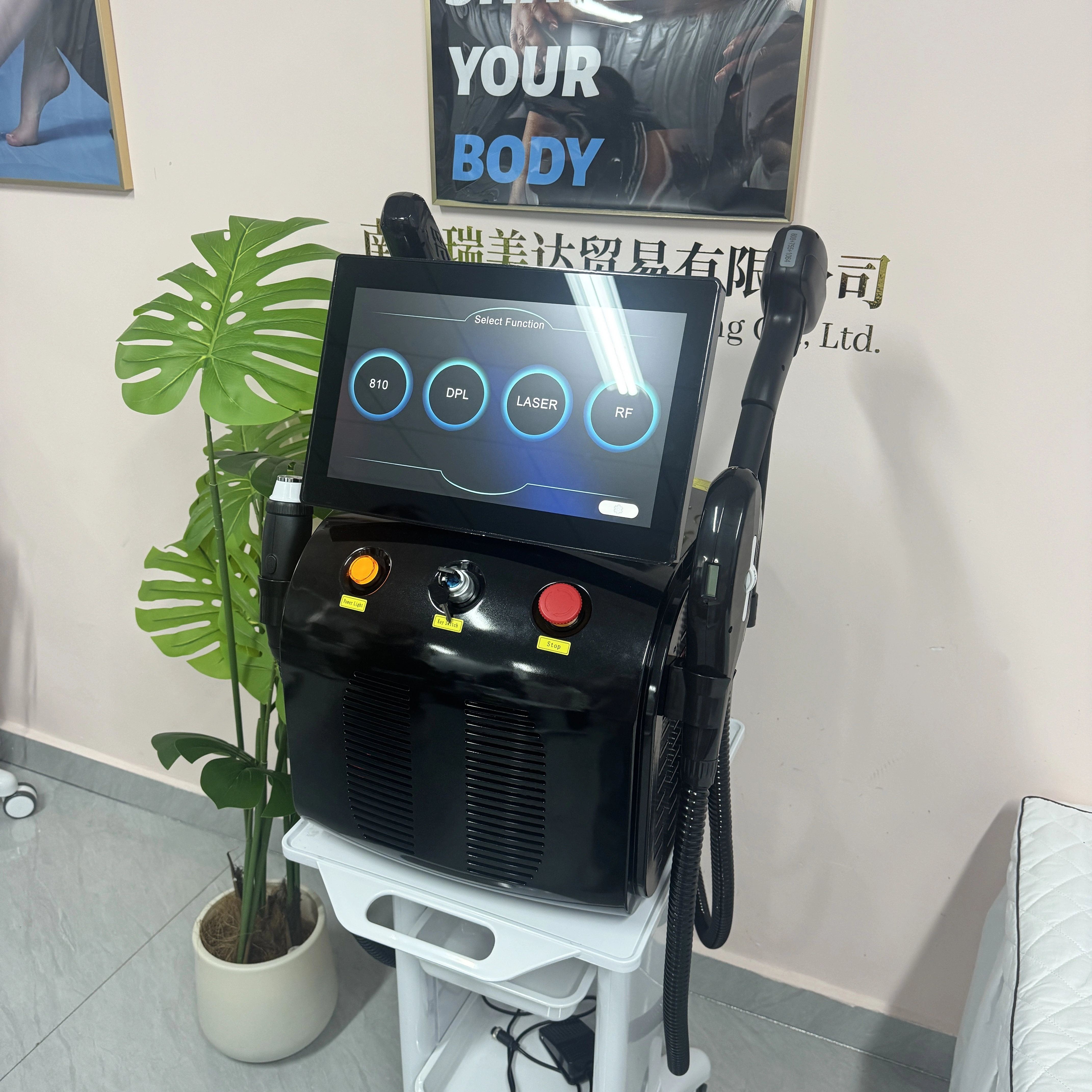 Épilateur professionnel FAC 4-en-1 Soprano Titanium Diode IPL Nd Yag Picoseconde OPT pour l'épilation et le détatouage