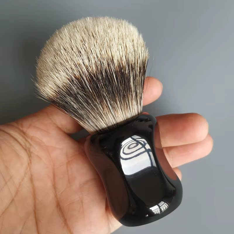 Dscosmetic Brosse à raser en poils de blaireau à deux bandes de 26 mm avec manche en résine noire