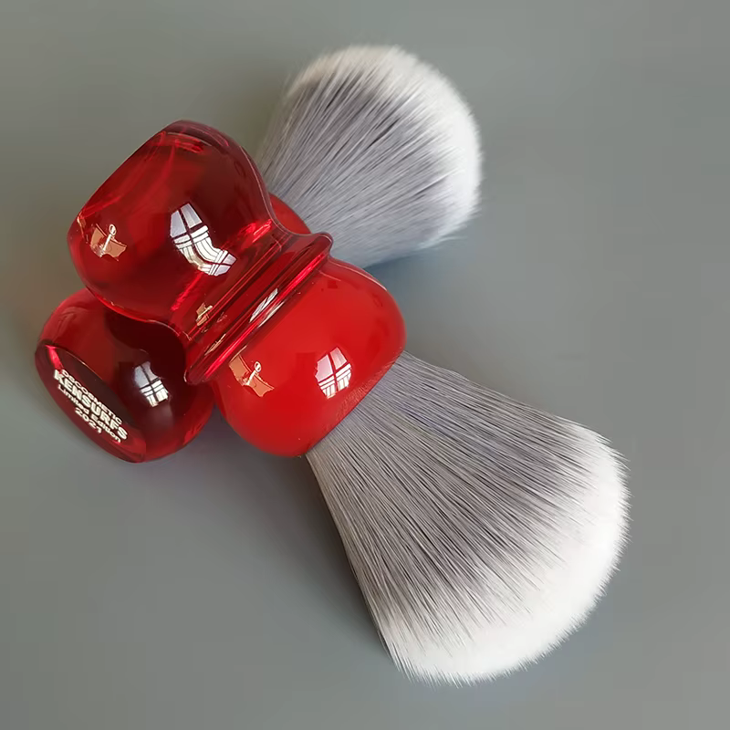 Dscosmetic Kensurfs Brosse à raser à poils doux avec manche en résine rouge