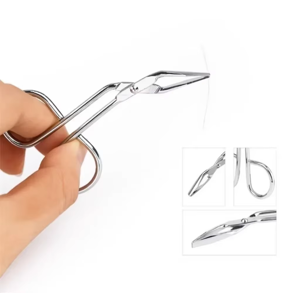 Pince à sourcils en forme de ciseaux