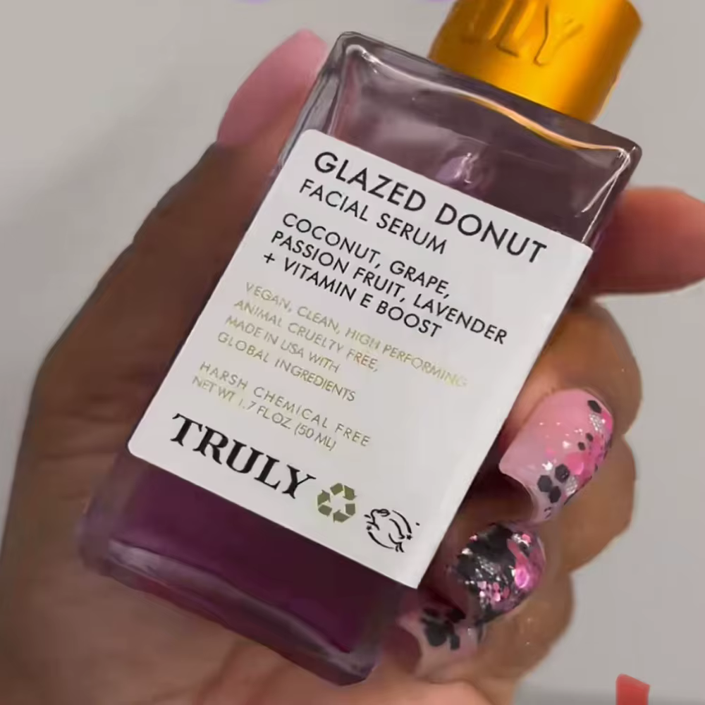 L'huile après-rasage aux fraises et à la vanille soulage la peau sèche