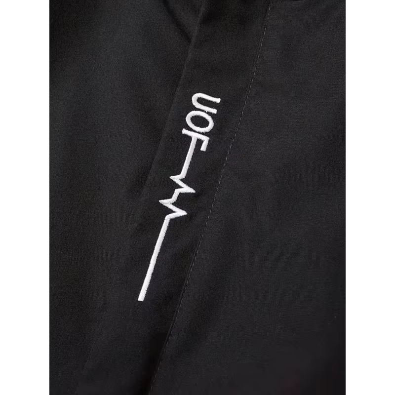 La veste coupe-vent et imperméable est imprimée avec le motif « YAMA » et est de coupe ample, idéale pour les passionnés de moto.