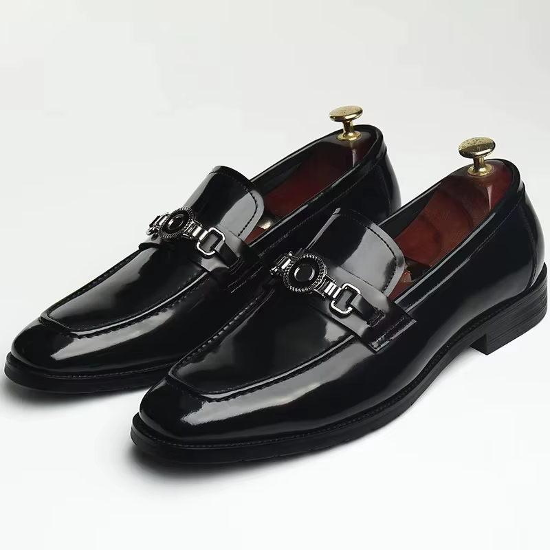 Nouvelles chaussures en cuir pour hommes, chaussures de pied, processus de perles, cuir brillant de première couche, boucles, faites à la main, mariage, mode