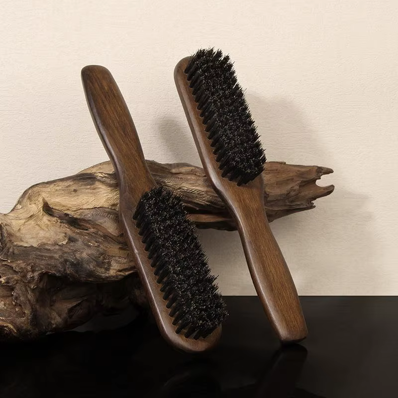 Brosse à barbe en poils de sanglier avec manche en bois