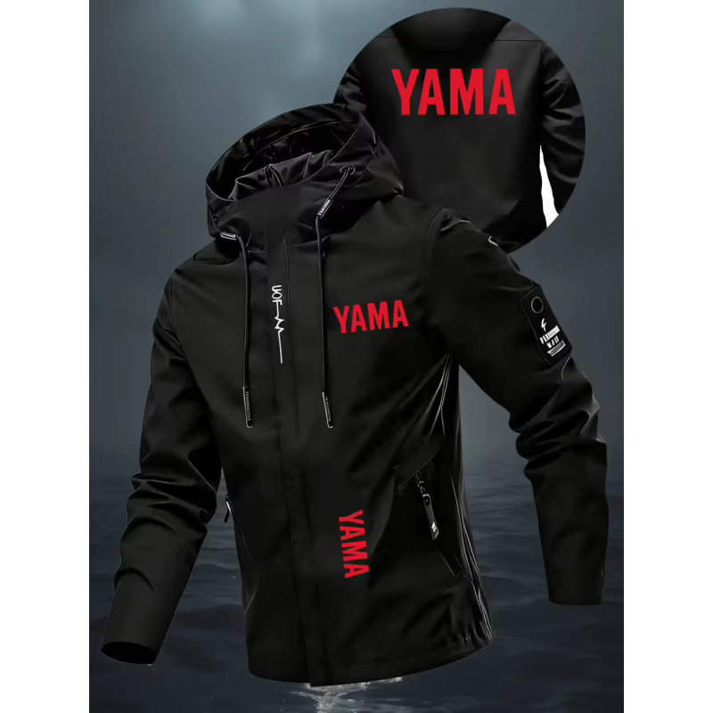 La veste coupe-vent et imperméable est imprimée avec le motif « YAMA » et est de coupe ample, idéale pour les passionnés de moto.