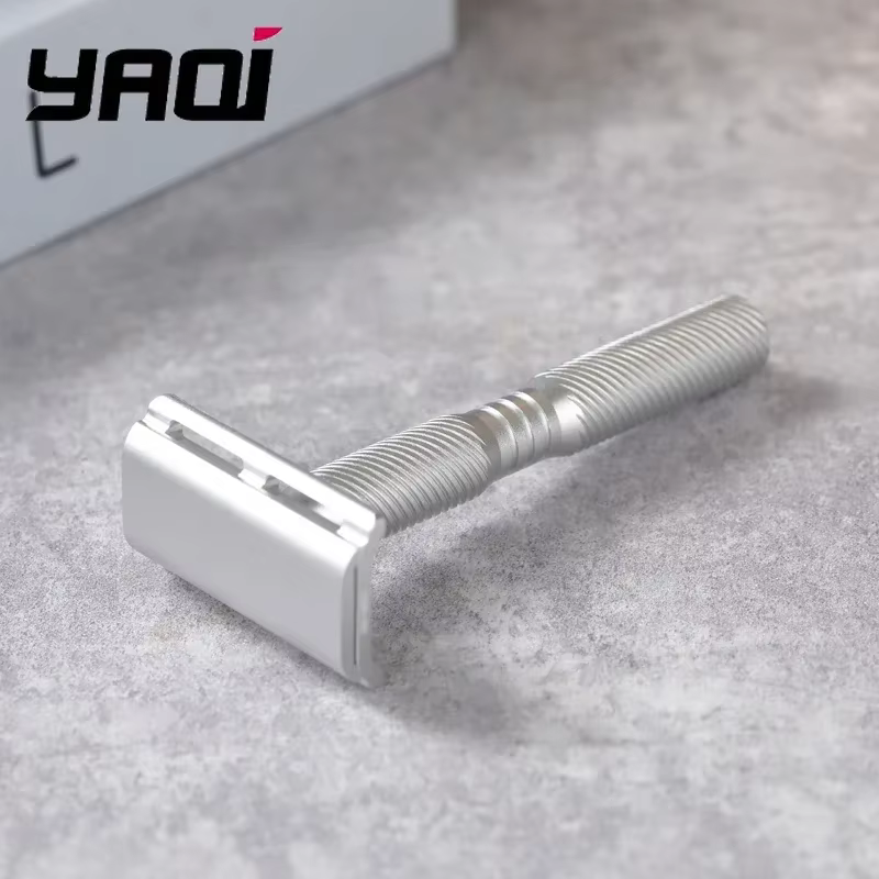 Pinceau à raser humide YAQI 2026 pour homme avec manche blanc de 22 mm et poils synthétiques jaunes pour le soin du visage