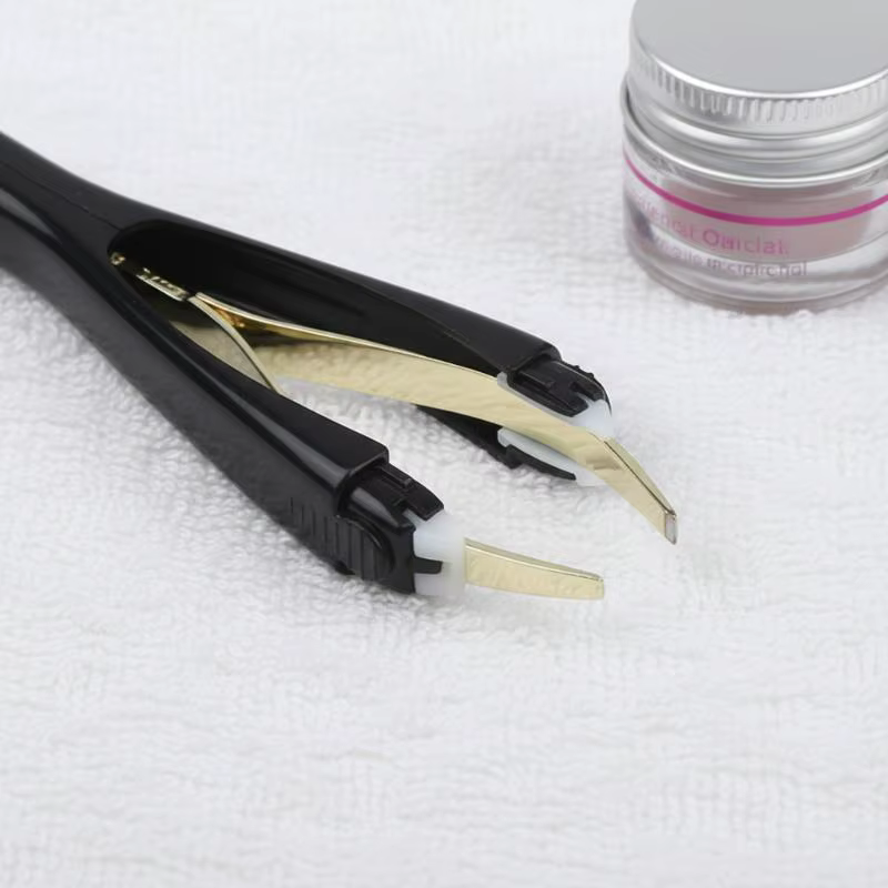 Pince à épiler pour sourcils