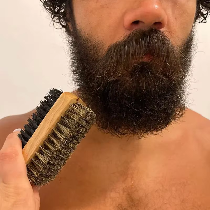 Brosse à barbe avec manche en bois naturel et poils pour le soin et le coiffage des hommes